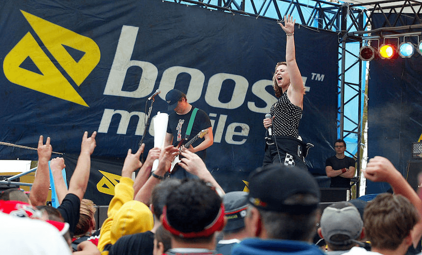 NEW ZEALAND – NOVEMBER 08: Lead singer of the band Tadpole, Renee Brenan entertains the crowd as part of the Place Makers V8 International held at Pukekohe, Saturday. (Photo by Michael Bradley/Getty Images)