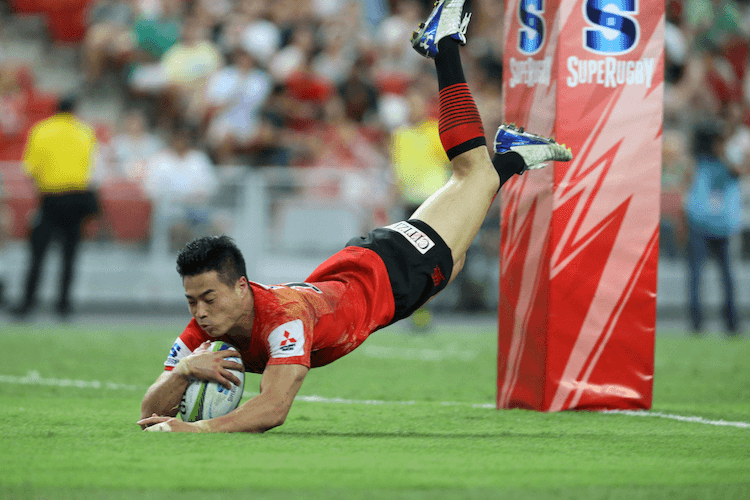 Sunwolves hattrick hero Akihito Yamada executes one of the best swan-dives Singapore has ever seen.  (Photo by Lionel Ng/Getty Images for Japan Sunwolves)
