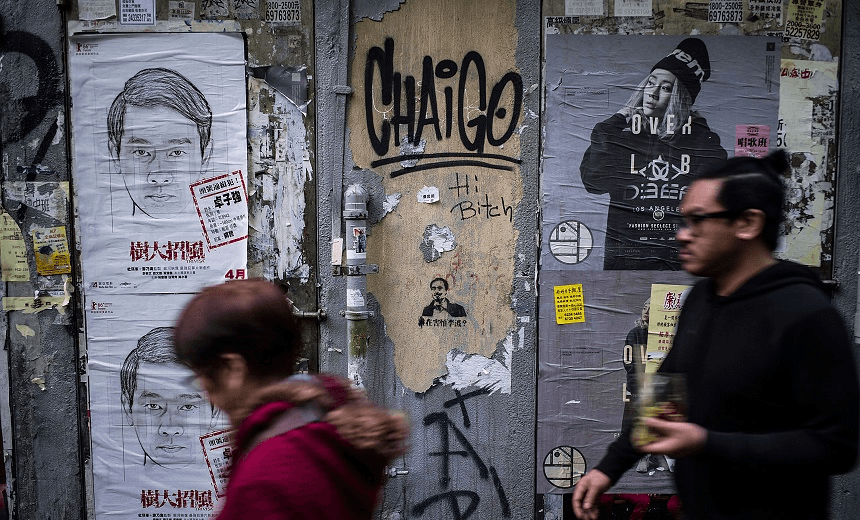 HONG KONG – MARCH 01:  Graffiti of the portrait of Lee Bo (centre), with the Chinese words saying ”Who’s afraid of Lee Bo” on the wall at Mongkok on March 1, 2016 in Hong Kong, Hong Kong. A Hong Kong bookseller, Lee Bo, appeared on television on Monday, saying that he had not been abducted by Chinese authorities, and sneaked into the mainland illegally to assist police with an investigation of his colleagues.  (Photo by Lam Yik Fei/Getty Images) 
