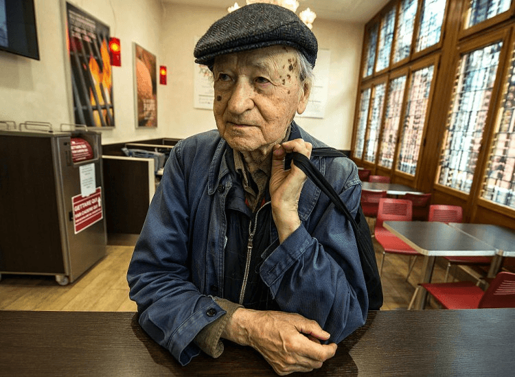Jonas Mekas in Burger King, where his latest exhibition "The Internet Saga" was held, 2015  (Photo by Awakening/Getty Images for Zuecca Project Space)