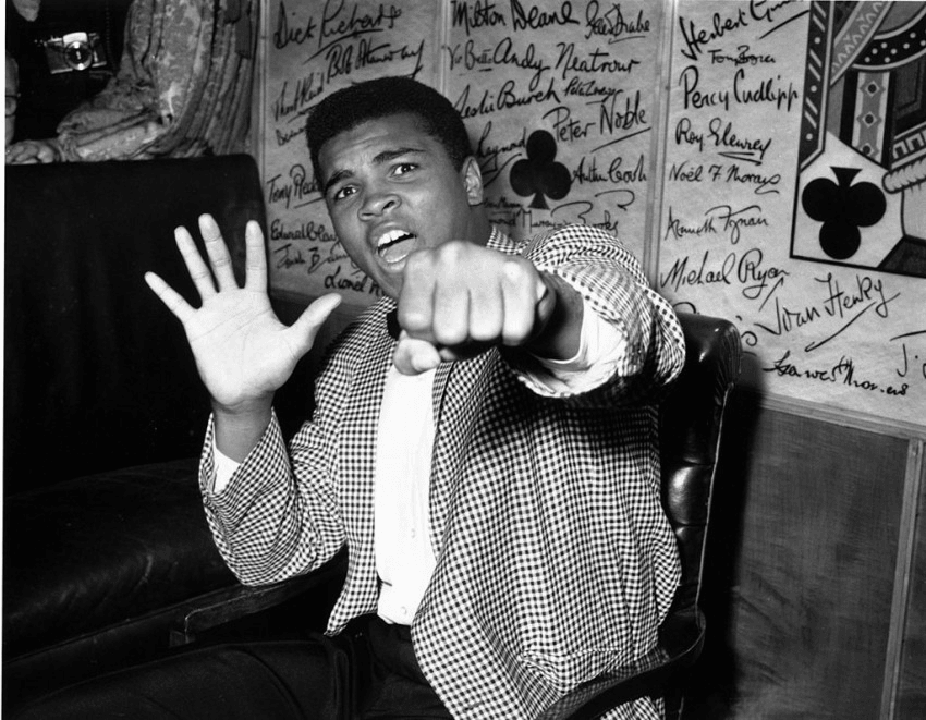 27th May 1963:  Supremely confident American boxer Cassius Clay holds up five fingers in a prediction of how many rounds it will take him to knock out British boxer Henry Cooper.  (Photo by Kent Gavin/Keystone/Getty Images)