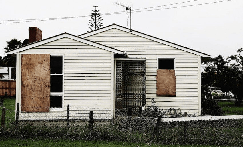 AN ABANDONED STATE HOUSE BOARDED UP READY FOR REMOVAL ON APRIL 8, 2016 IN AUCKLAND, NEW ZEALAND. (PHOTO BY HANNAH PETERS/GETTY IMAGES)