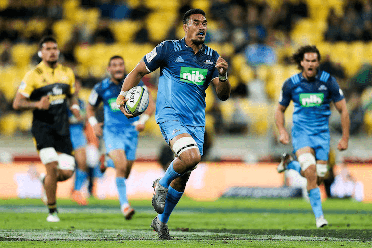 Jerome Kaino mere seconds before scoring a try. (Photo by Hagen Hopkins/Getty Images)