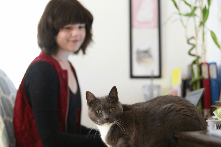 Sarah Wilson and her cat, Carina