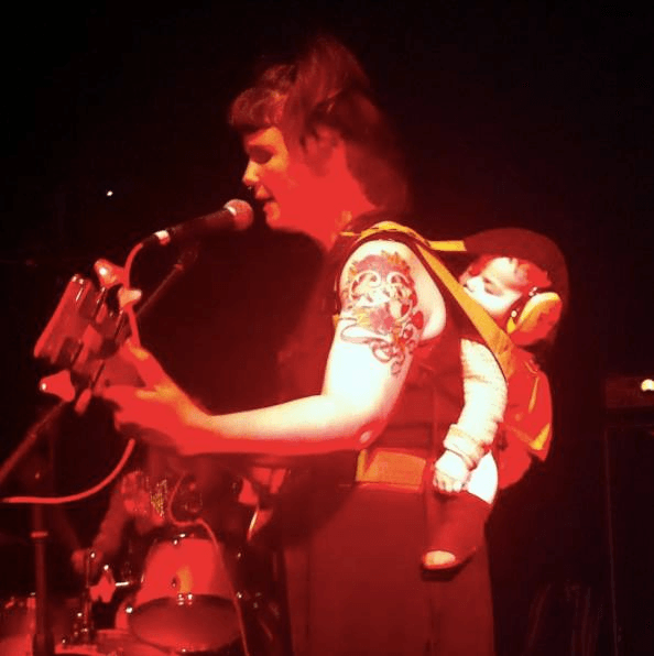 Kiki performing with her daughter
