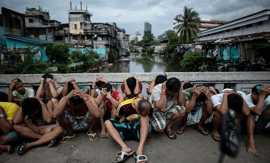 Drug suspects are rounded up during an anti drugs operation in Manila, October 7, 2016. (Photo:  NOEL CELIS/AFP/Getty Images) 
