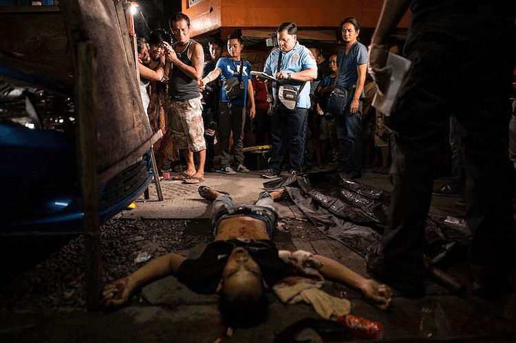 Relatives grieve near the dead body of an alleged drug dealer in Manila, September 25, 2016. (Photo: NOEL CELIS/AFP/Getty Images)