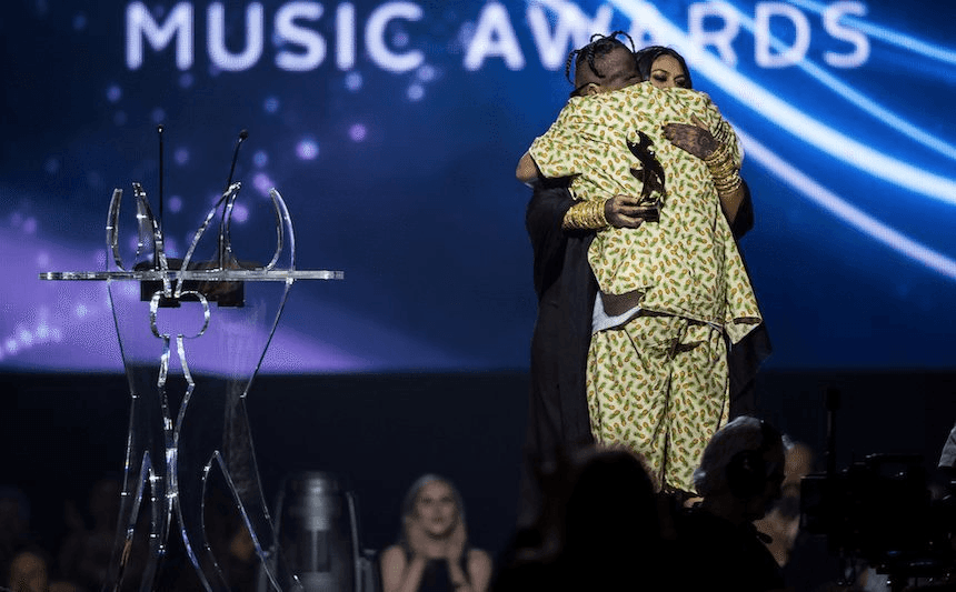 Aaradhna passing on her best urban/hip hop album award to SWIDT. / SUPPLIED