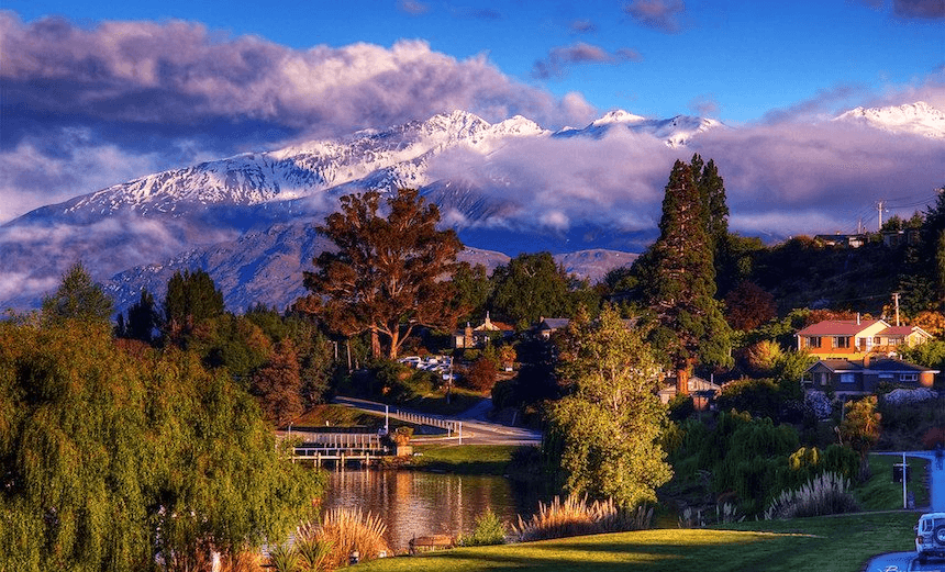Morning view from Lakeside Road, Roys Bay, Wanaka by Paul Bica (modified), licensed under CC BY 4.0.  
