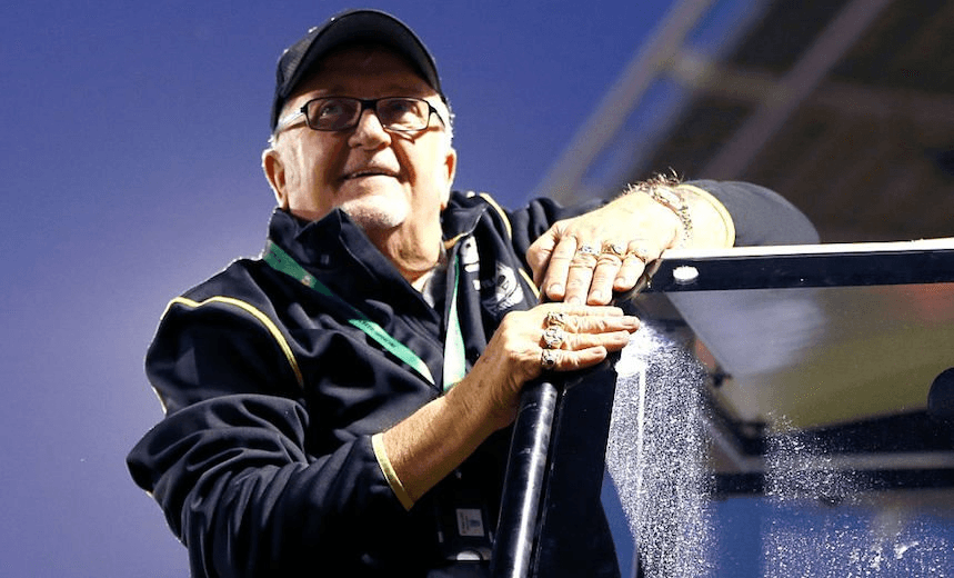 Sir Peter Leitch does a lap of honour at halftime during a NZ Warriors match in 2015.  (Photo by Phil Walter/Getty Images) 
