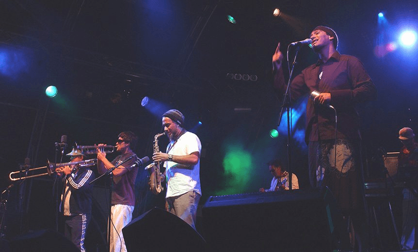 UNITED KINGDOM – JULY 08:  SOMERSET HOUSE  Photo of Warryn MAXWELL and FAT FREDDYS DROP and Dallas TAMAIRA and Joe LINDSAY, L-R: Joe Lindsay, Toby Laing, Warryn Maxwell, Tehimana Kerr (background), Dallas Tamaira  (Photo by Brigitte Engl/Redferns) 
