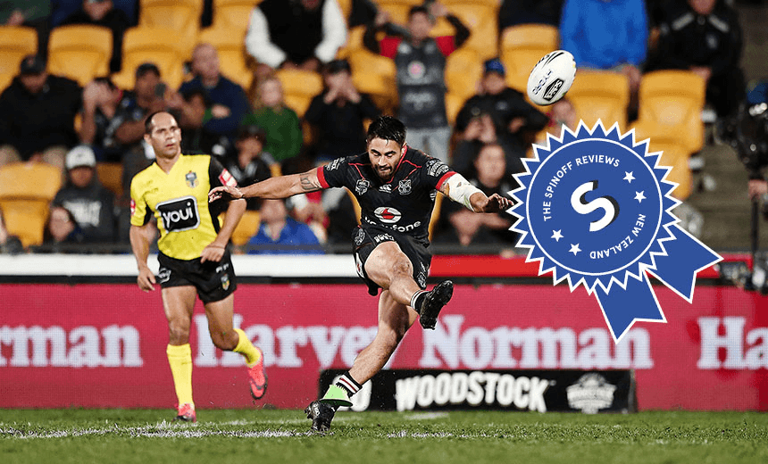 AUCKLAND, NEW ZEALAND – APRIL 30:  Shaun Johnson of the Warriors kicks and scores the winning penalty goal during the round nine NRL match between the New Zealand Warriors and the Sydney Roosters at Mt Smart Stadium on April 30, 2017 in Auckland, New Zealand.  (Photo by Anthony Au-Yeung/Getty Images) 
