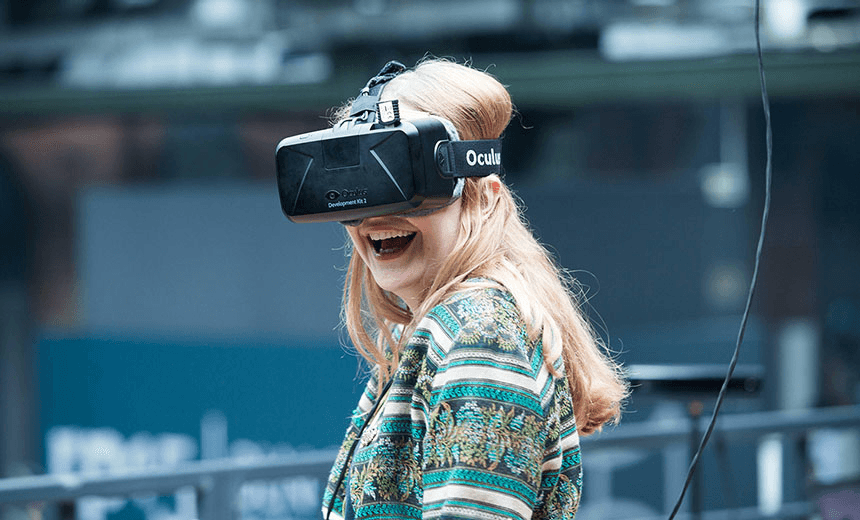Junge Frau mit einer virtual reality Brille auf der re:publica 2015 am 05.05.2015 in Berlin.Copyright: re:publica/Jan Zappner 
