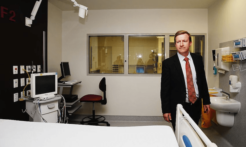 Then health minister Jonathan Coleman takes a tour around the new infectious disesases Biocontainment unit at Middelmore Hospital in October 2014. (Photo: Getty) 
