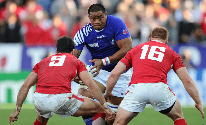 Samoa’s Joe Tekori (C) runs towards Wales’ scrum-half Mike Phillips (L) and Lloyd Burns (R) during the 2011 Rugby World Cup pool D match Wales vs Samoa at Waikato Stadium in Hamilton on September 18, 2011. AFP PHOTO / PHILIPPE LOPEZ / AFP PHOTO / – (Photo credit should read -/AFP/Getty Images)