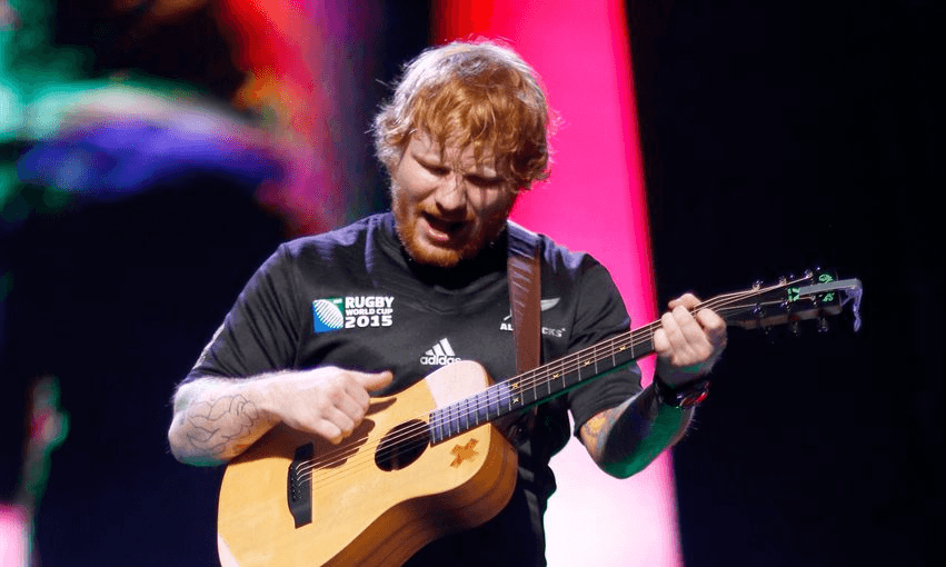Ed Sheeran, sporting a shirt with LOMU on the back, performs at Mt Smart Stadium on December 12, 2015 in Auckland, New Zealand.  (Photo by Phil Walter/Getty Images) 

