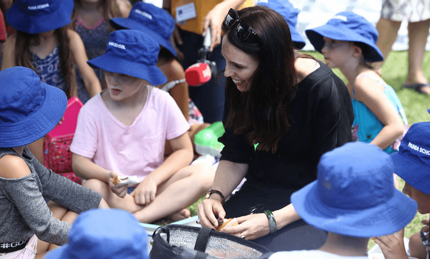 Prime Minister Jacinda Ardern shares a picnic with children from Paihia Primary School on February 5, 2018 in Waitangi.  (Photo by Phil Walter/Getty Images) 
