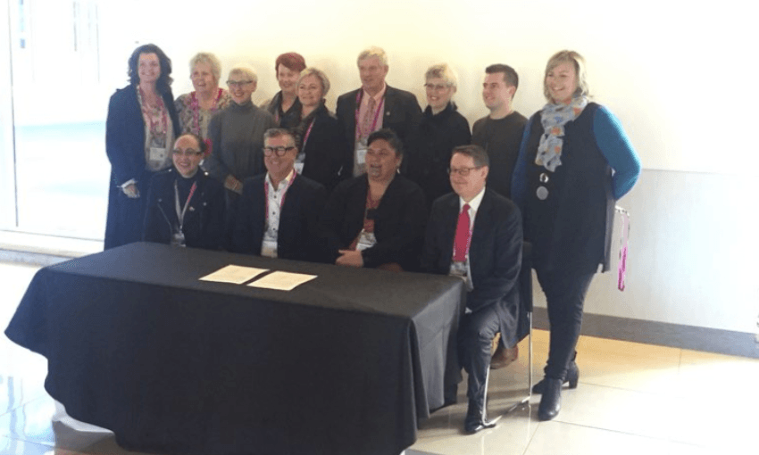 Minister Nanaia Mahuta and local government leaders signing an MOU on the Mayoral taskforce on jobs (Twitter – @LGNZ)  
