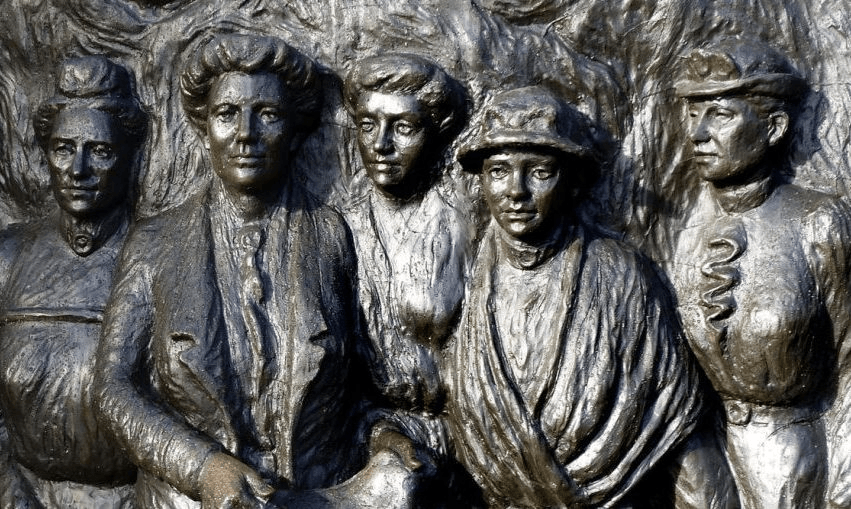 A memorial by sculptor Margriet Windhausen depicts the life-size figures of Kate Sheppard and other leaders of the Aotearoa New Zealand suffrage movement. Photo: Bernard Spragg/Wikimedia Commons 
