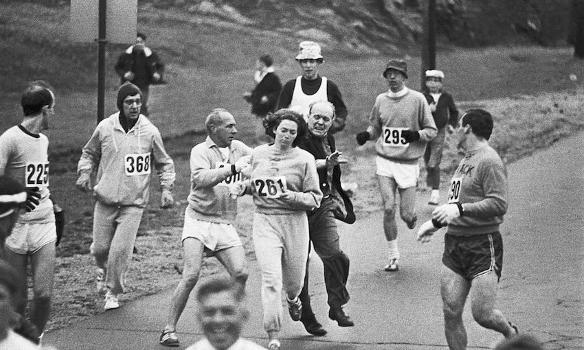 Trainer Jock Semple, in street clothes, enters the field of runners (left) to try to pull Kathrine Switzer (261) out of the race. (Photo: bettmann via Getty Images)