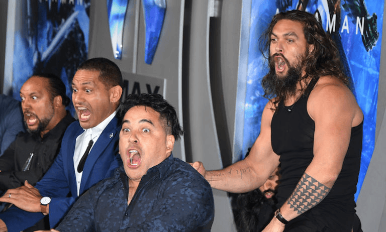 US actor Jason Momoa (R) performs a Haka dance as he arrives for the world premiere of “Aquaman” at the TCL Chinese theatre in Hollywood on December 12, 2018. (Photo by Mark RALSTON / AFP)        (Photo credit should read MARK RALSTON/AFP/Getty Images) 
