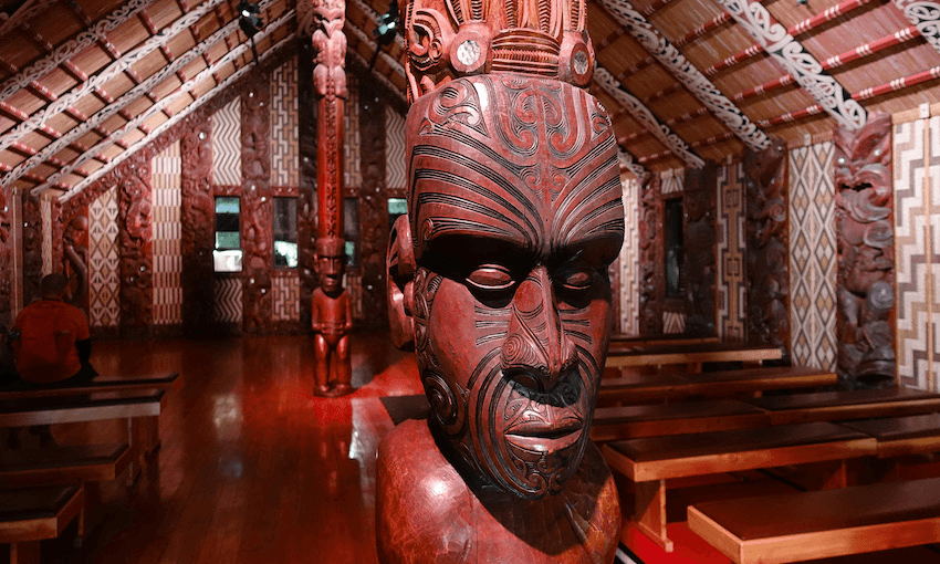 Te Whare Rūnanga poutokomanawa, Waitangi.  
