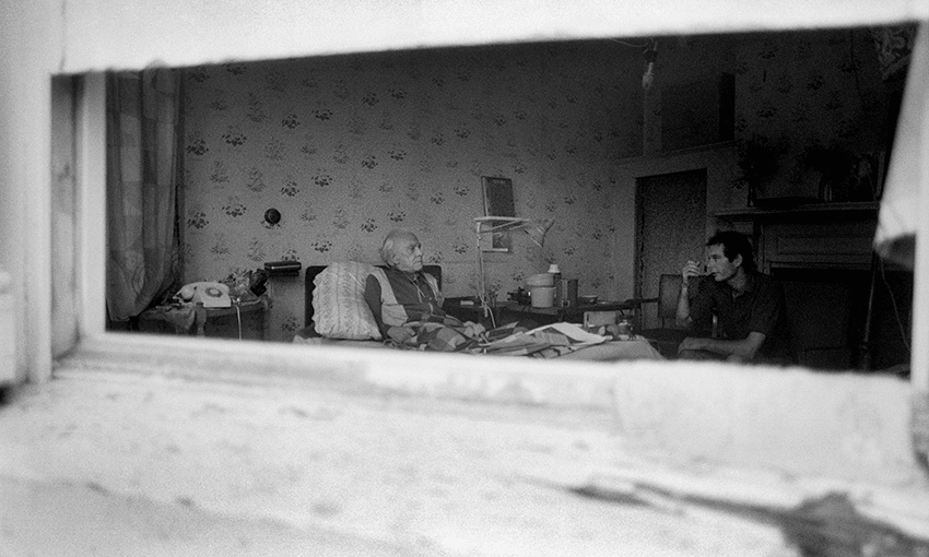 Theo Schoon being interviewed at Tony Fomison’s house in Chamberlain Street, Grey Lynn, February 1985. Photograph by Marcel Tromp. 
