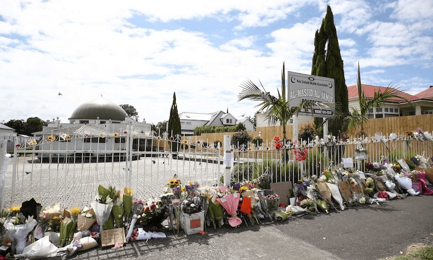 Flowers and messages of condolence are left outside the Ponsonby mosque on March 16, 2019 in Auckland. (Photo by Phil Walter/Getty Images) 
