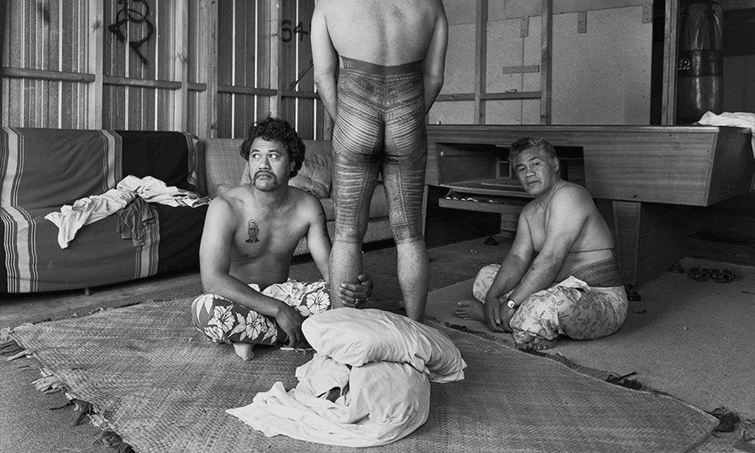 Fig. 26: 19.11.1991. Velvet Crescent, Otara, south Auckland. Fatu Feu‘u. Tufuga tātatau: Su‘a Sulu‘ape Paulo. © Mark Adams 
