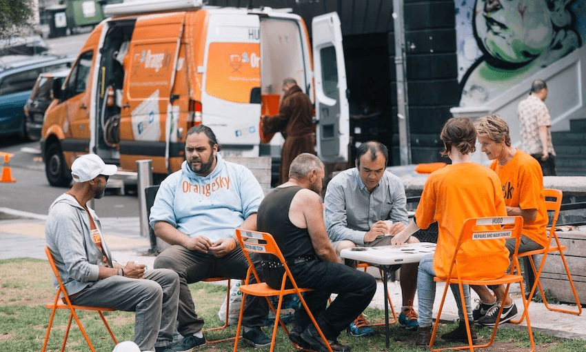 Eddie Uini and some Orange Sky volunteers on the job (Photo: Orange Sky)