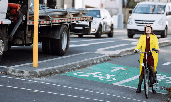 Emma McInnes biking in Auckland city (Photo: ONMas) 
