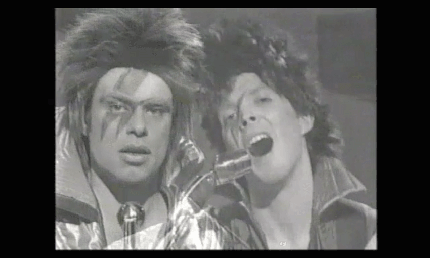 A shot from the unaired, rejected TVNZ pilot from Flight of the Conchords.