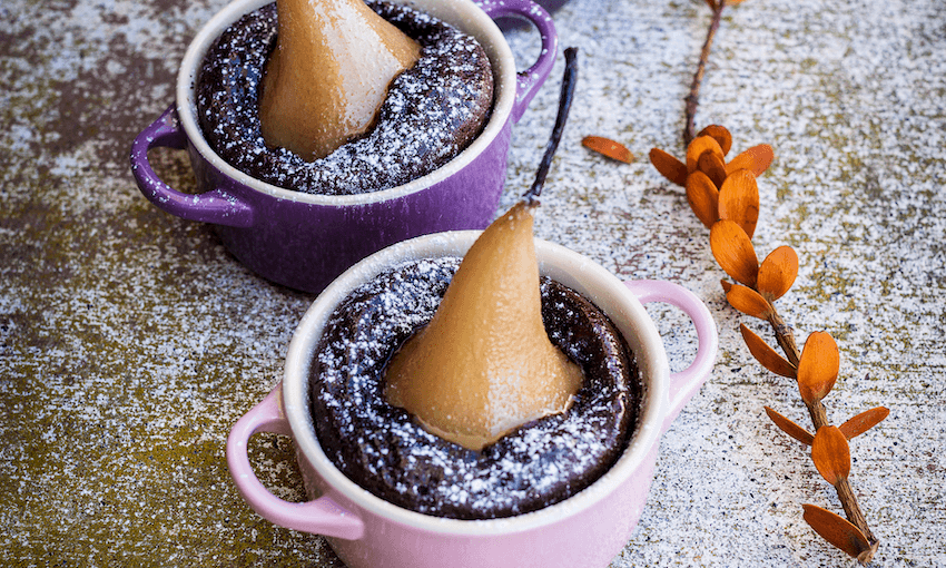 Ngā pea kōhua ki roto i te purini tiakarete nā Karena rāua ko Kasey (Whakaahua: DEBORAH ASPRAY) 
