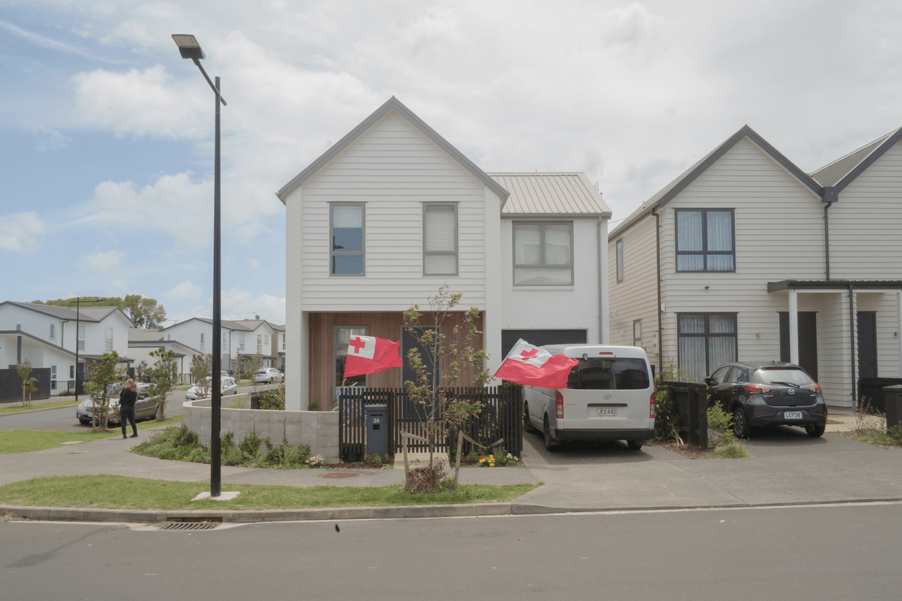 One of Glen Innes’s new homes flying Tongan flags, 2019 (Image: Brendan Kitto).  
