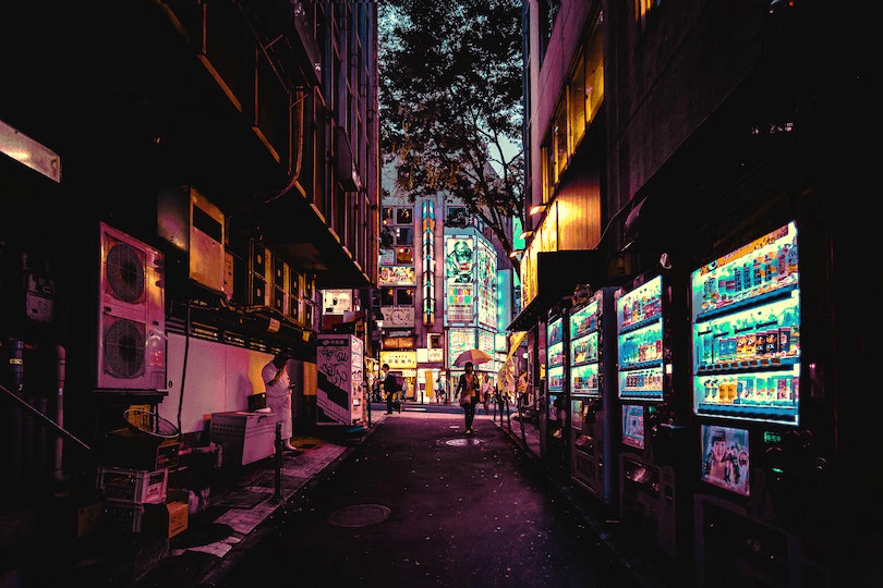 An alleyway in Japan (Photo: Aleksandar Pasaric/Pexels) 
