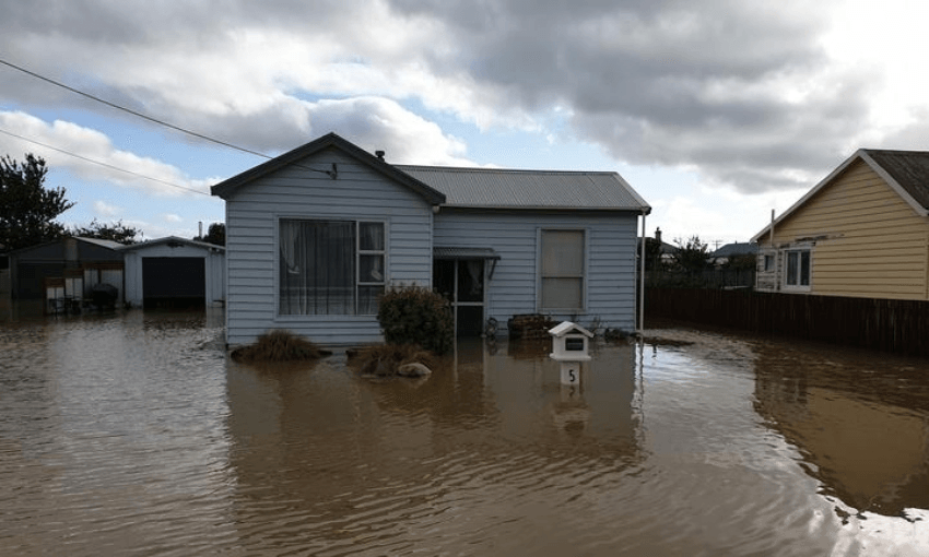 Floodwaters around a house in Mataura (Radio NZ, Sarah Robson)  
