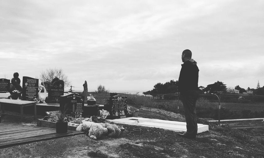 Francis Tipene pays his respects at the grave of his cousin, Luke Tipene. Image copyright the Tipenes.