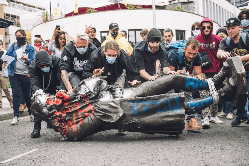 Protesters transporting the statue of Edward Colston towards the river Avon, in Bristol, England, on June 7, 2020. Edward Colston was a slave trader of the late 17th century who played a major role in the development of the city. (Photo by Giulia Spadafora/NurPhoto) 
