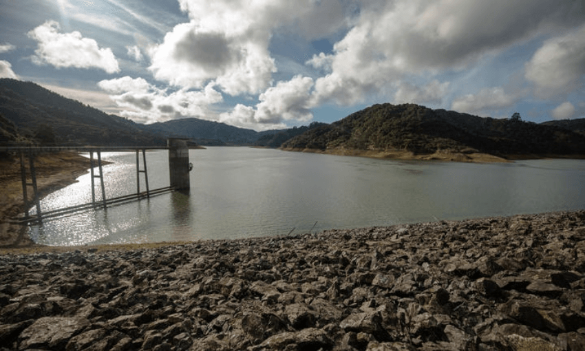 Low water levels in the Upper Mangatangi dam, to the south of Auckland (Radio NZ, Simon Rogers) 
