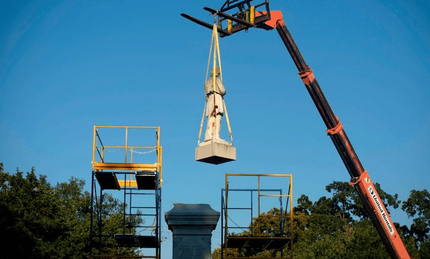 A statue is removed from its plinth on June 17, 2020 in Houston, Texas, UsA. (Photo: Mark Felix / AFP via Getty Images) 
