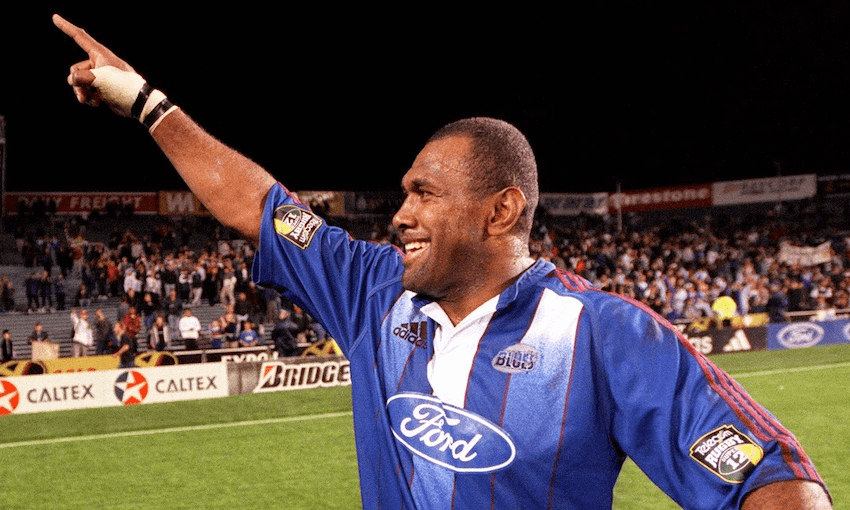 Joeli Vidiri salutes the Eden Park crowd after scoring four tries in a Super 12 match against the Bulls (Photo: Phil Walter/Getty Images) 
