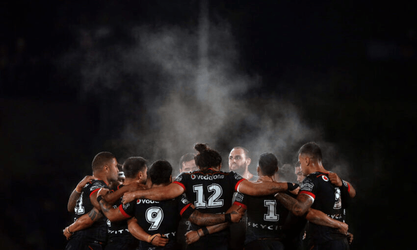A Warriors huddle at Mt Smart Stadium in August  2018 (Photo by Anthony Au-Yeung/Getty Images) 
