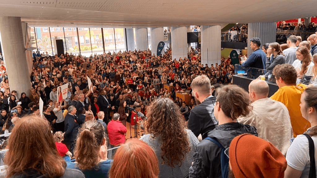 Massive crowds listening to Jacinda Ardern speak (Photo : Justin Giovannetti) 
