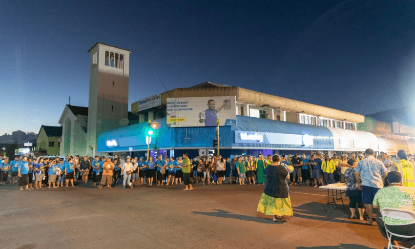 Government employees and volunteers pause for prayer during the measles outbreak in December 2019 in Apia. (Photo by Chikara Yoshida/Getty Images) 
