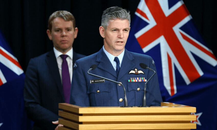 Air Commodore Darryn Webb and minister Chris Hipkins. (Photo by Hagen Hopkins/Getty Images) 
