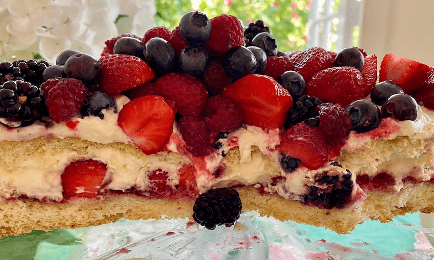 berry cream sponge cake