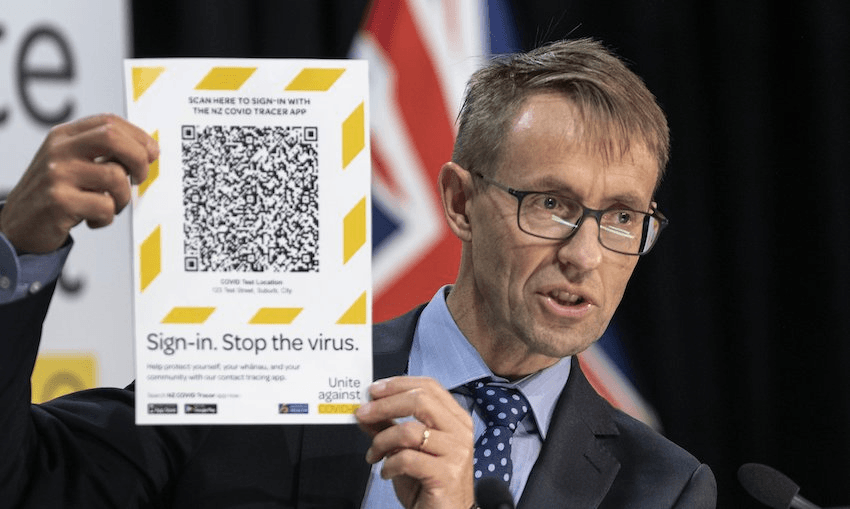 Ashley Bloomfield and the QR tip (Photo: Kevin Stent/POOL) 
