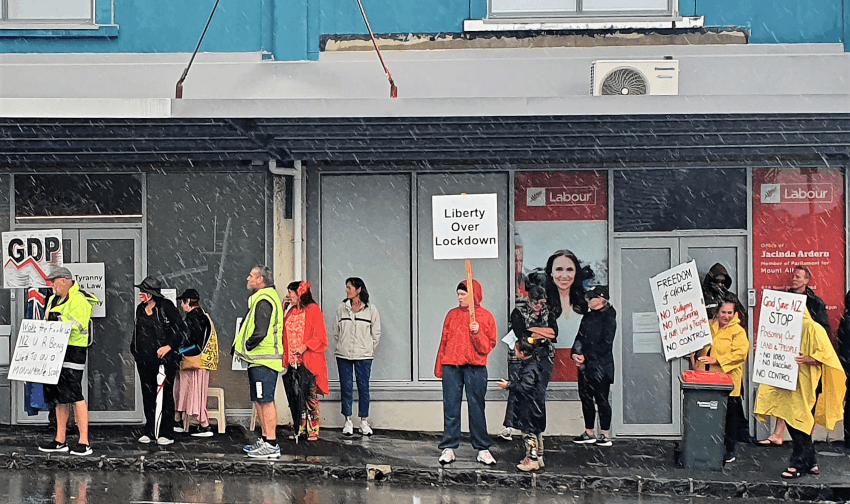 Anti-lockdown protesters outside Jacinda Ardern’s Auckland electorate office (Alex Braae)  
