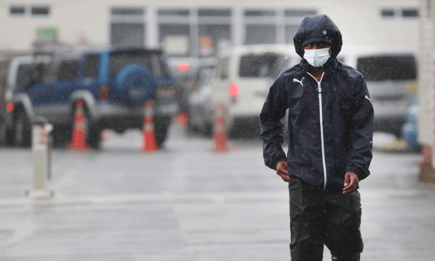 A man arriving at the Papatoetoe testing centre in the rain (Getty Images) 
