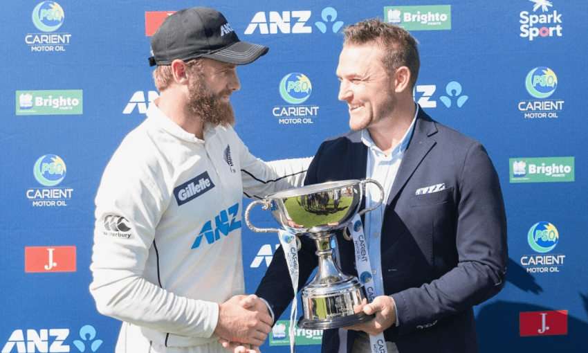Former captain Brendon McCullum presenting Kane Williamson with the trophy for winning the test series against Pakistan (Getty Images)  
